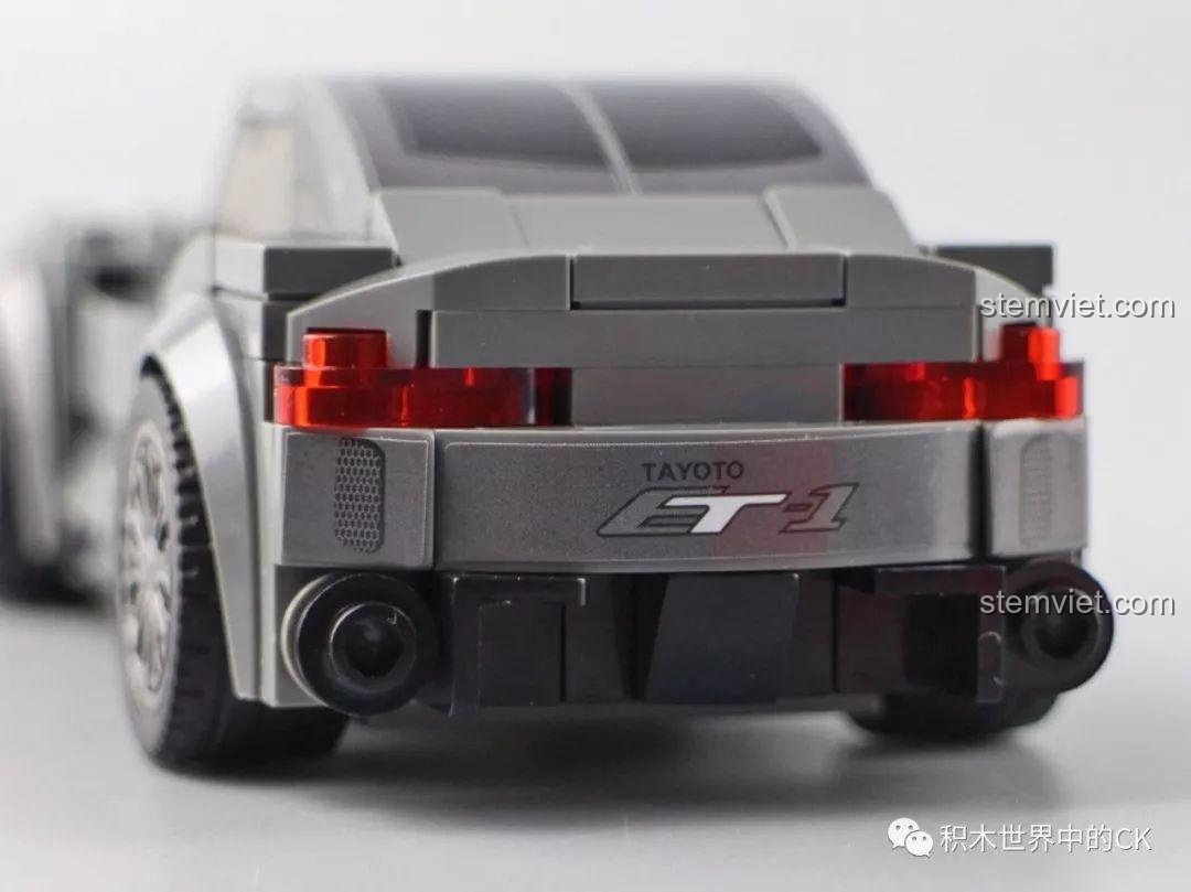 Mô hình xe Toyota FT-1 Sembo 607031 và minifigure tay đua, một bộ đồ chơi lắp ráp xe hơi.