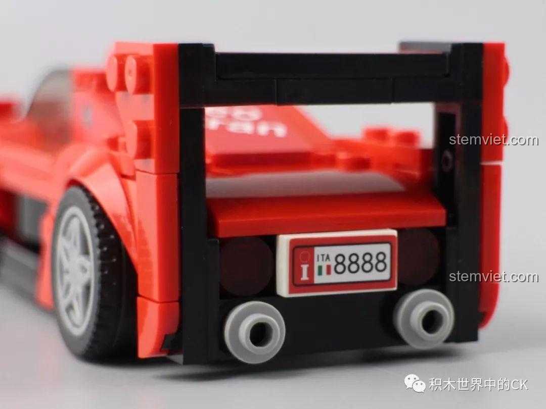 Mô hình xe Toyota GT-One Sembo 607032 và minifigure tay đua, một bộ đồ chơi lắp ráp xe đua.