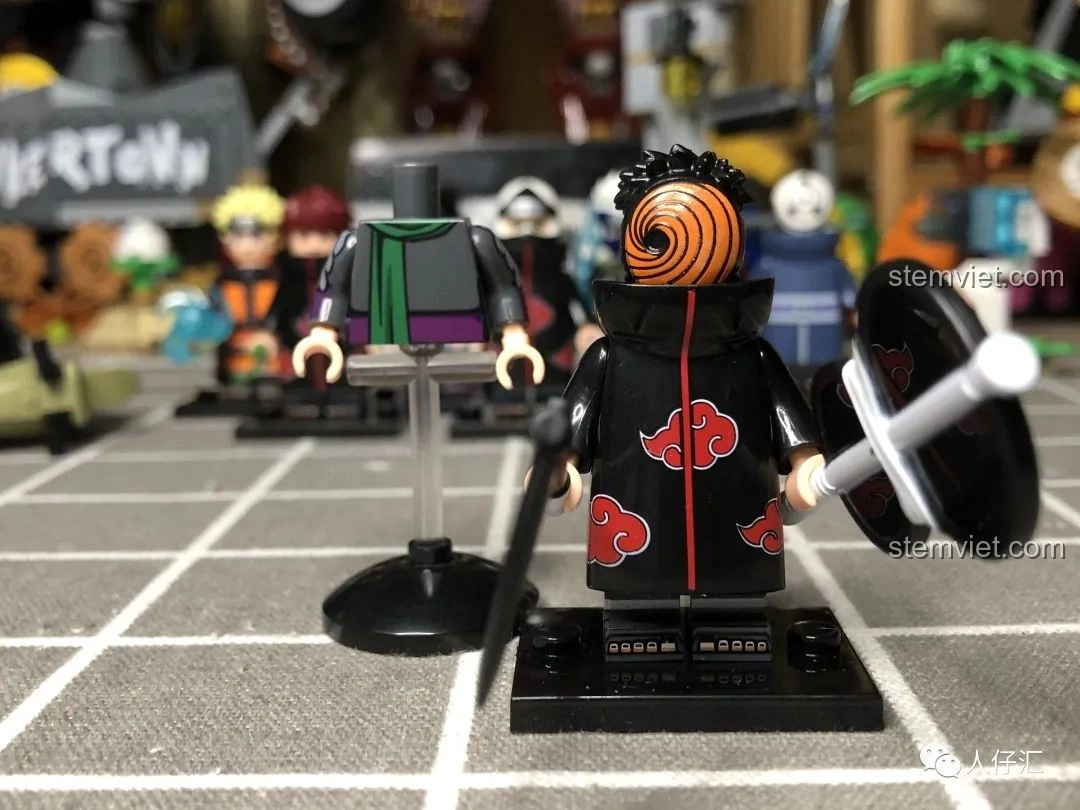 Minifigure Tobi WM2094 cầm quạt và lưỡi hái.