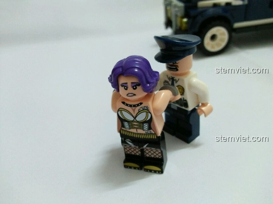 Minifigure nữ tội phạm Diana đang bỏ chạy khỏi cảnh sát Jim, tạo cảnh truy đuổi kịch tính.