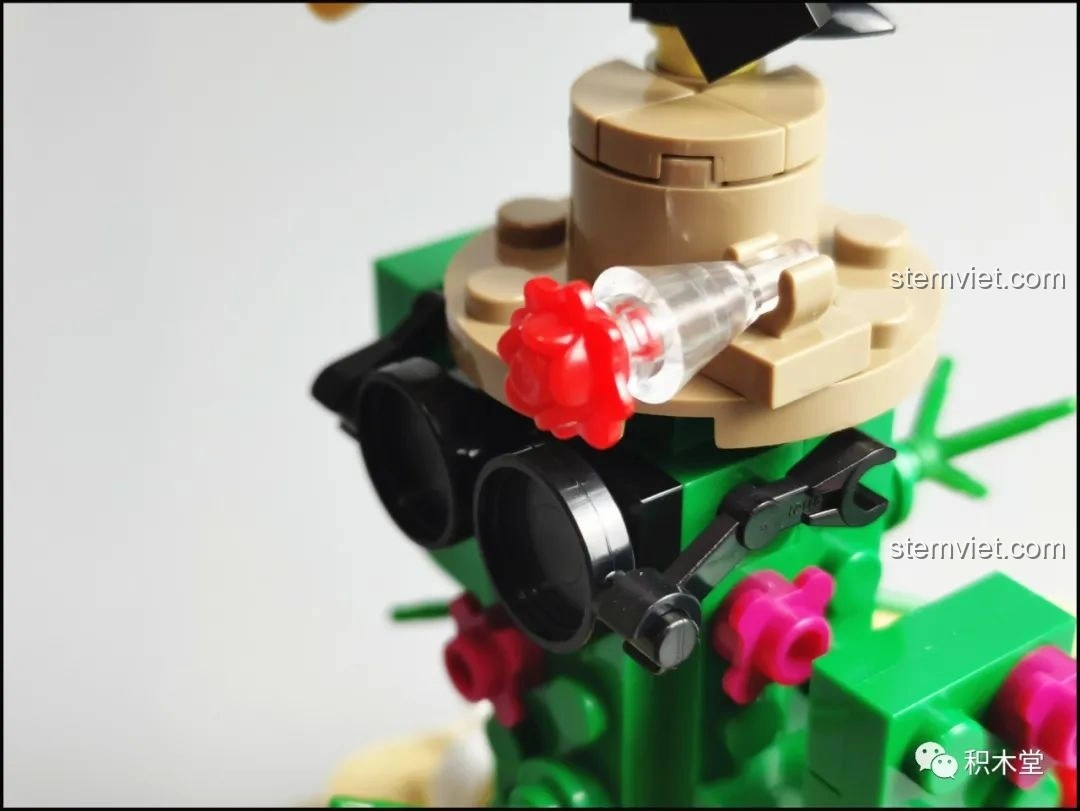 Cận cảnh tôm hùm đỏ đang được nướng trên lửa trong bộ lắp ráp Pantasy Joyside 61001 cảnh quan tuyết.