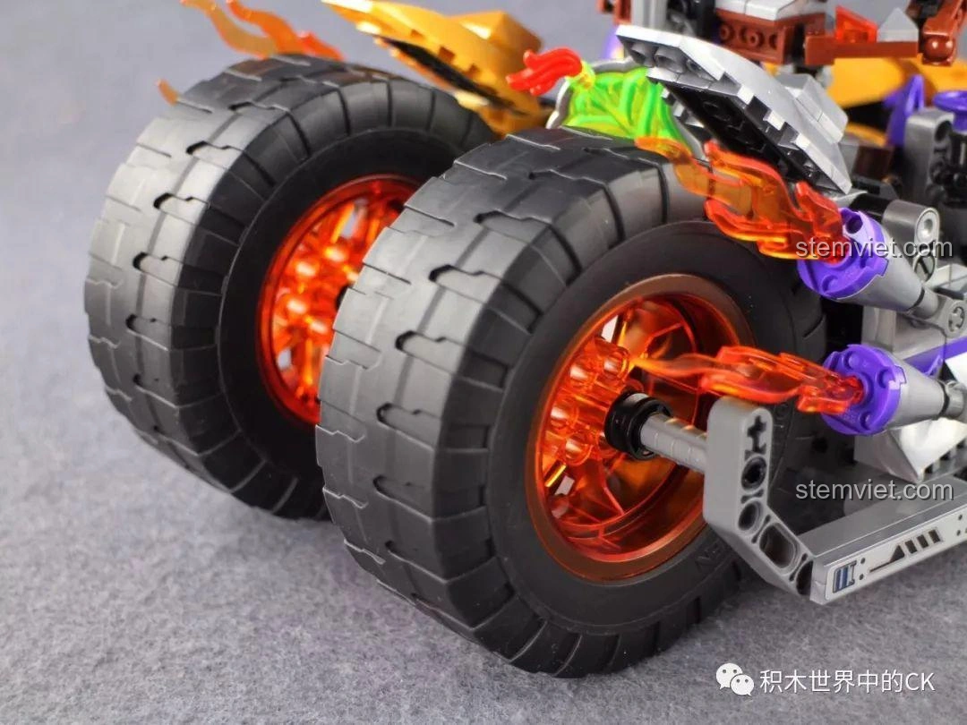 Nhân vật Tôn Ngộ Không đứng cạnh bánh xe khổng lồ của xe chiến đấu Ngân Giác Đại Vương trong bộ lắp ráp QMAN 3805 Tây Du Giáng Ma Ngộ Không Truyền, minh họa kích thước.