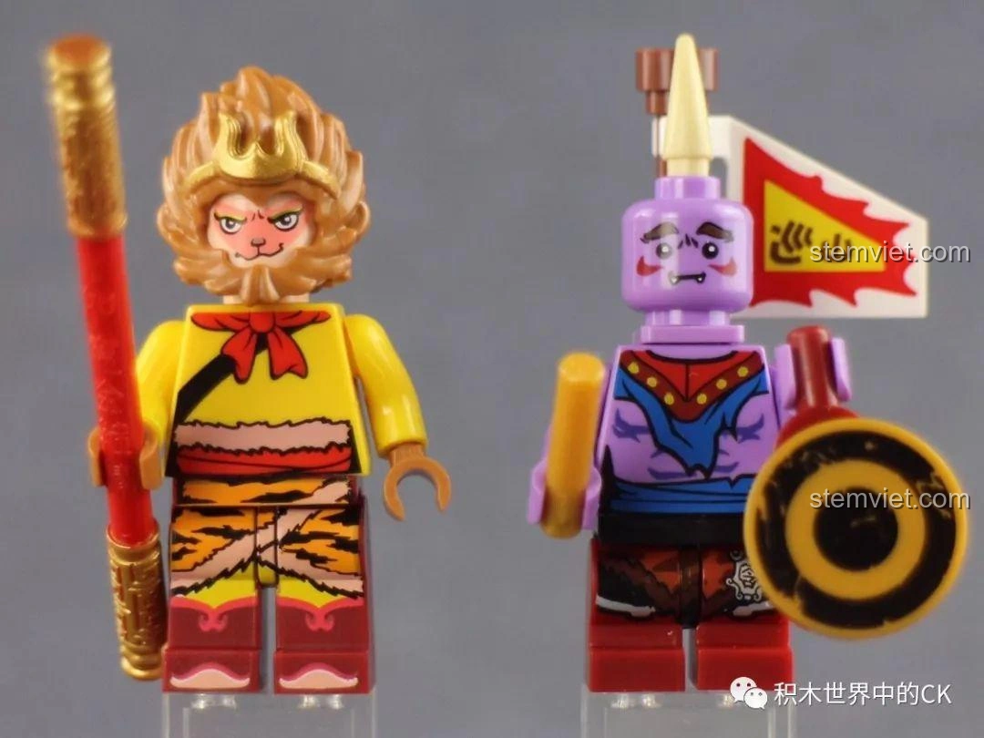 Cận cảnh nhân vật Tôn Ngộ Không và Tiểu Toản Phong trong bộ lắp ráp QMAN 3805 Tây Du Giáng Ma Ngộ Không Truyền.