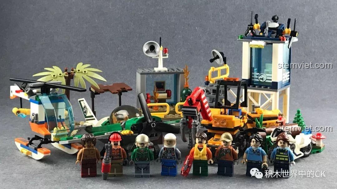 Toàn bộ các mô hình và 8 minifigures của series SEMBO Đội Cứu Hộ Ngày Tận Thế được trưng bày cùng nhau.