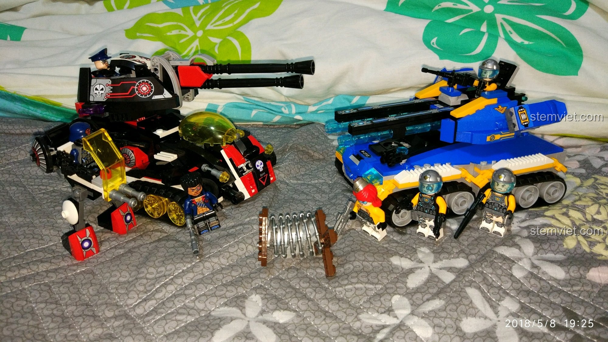 Toàn cảnh hai mô hình Xe Tăng Khải Huyền QMAN 2713 và Pháo Laser 2715 cùng các minifigures.