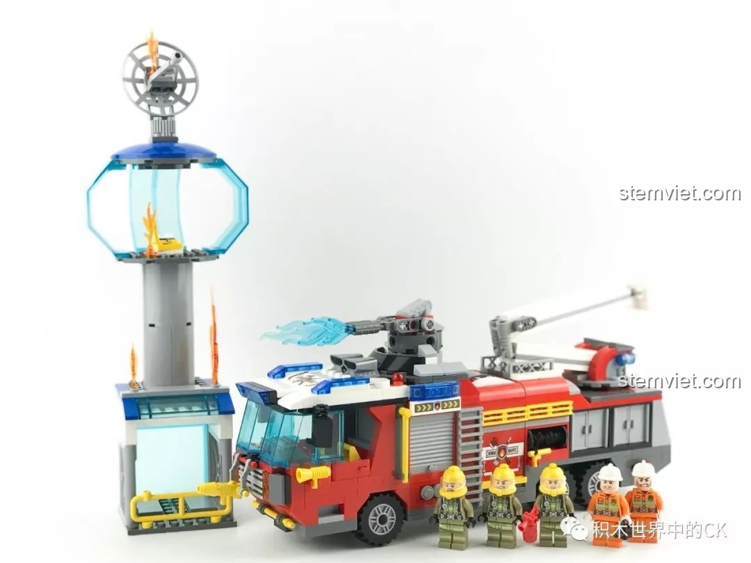 Ảnh tổng hợp bộ lắp ráp QMAN 2809 Xe Cứu Hỏa Sân Bay Tiên Phong, một món quà tuyệt vời cho bé trai 6 tuổi.