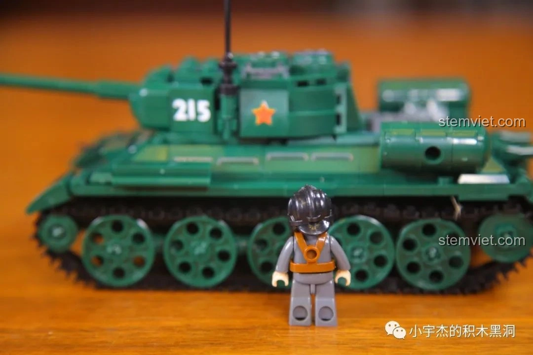Hình ảnh tổng kết review bộ lắp ráp Xe Tăng 215 Sluban M38-B0982, thể hiện sự hài lòng.