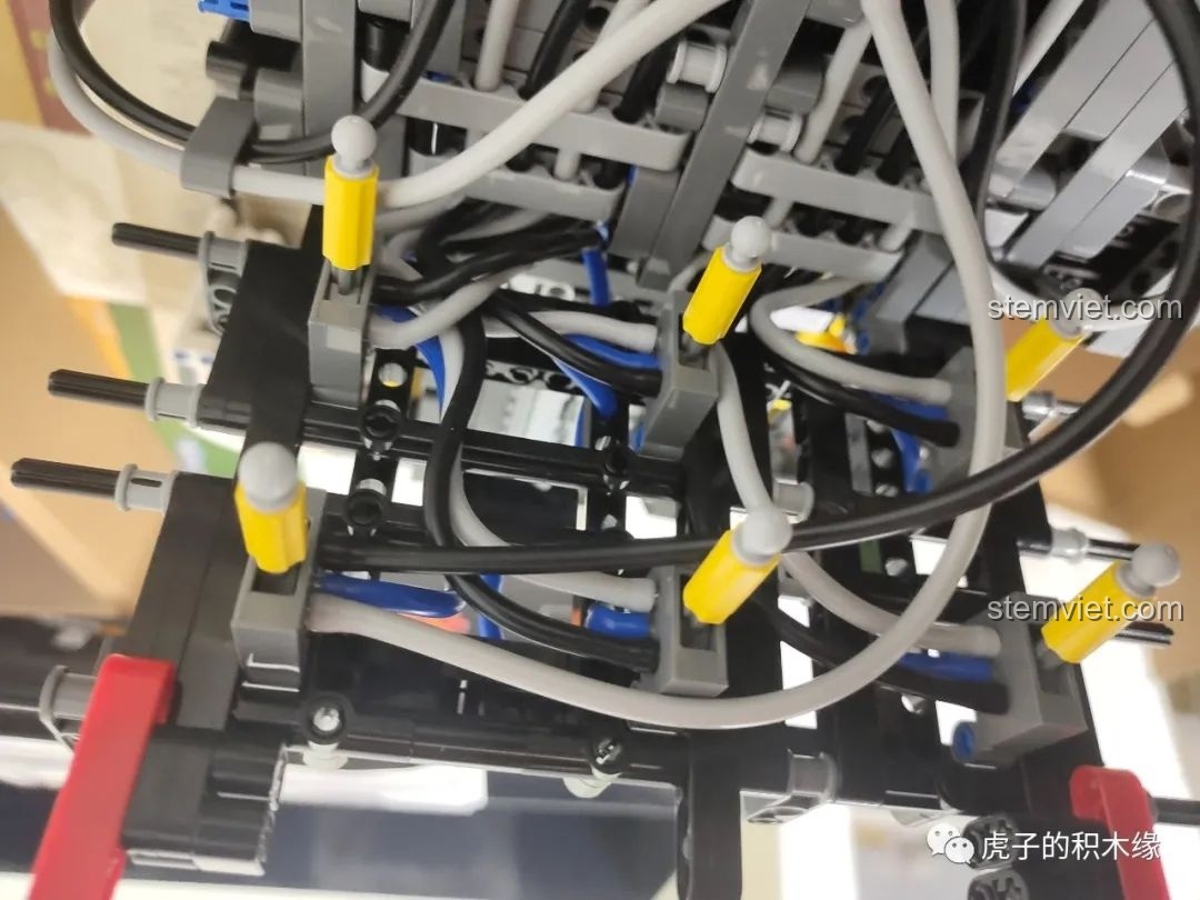 Tổng quan hệ thống khí nén phức tạp của bộ lắp ráp Mould King 19002.