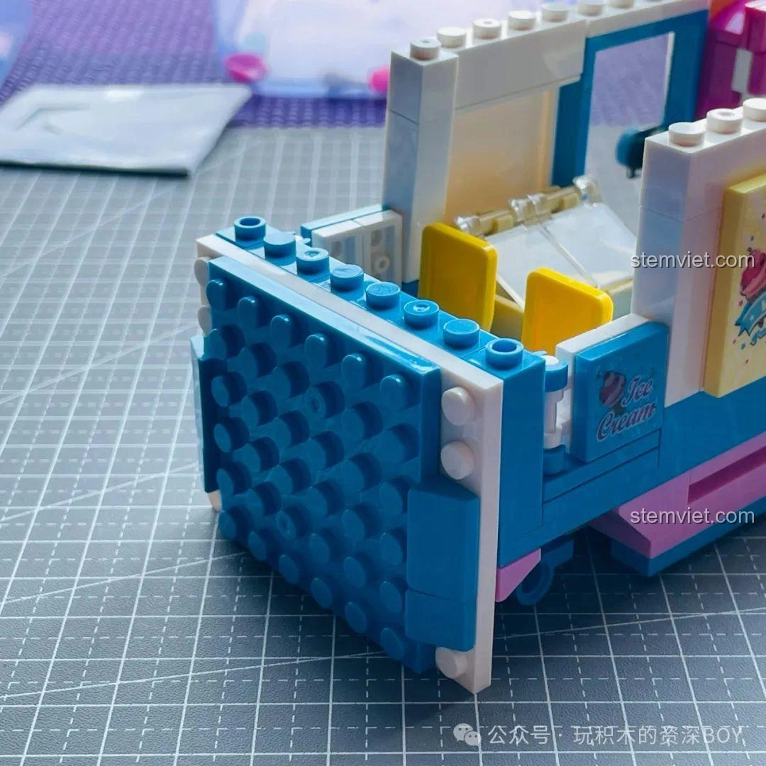 Tổng quan nội thất bên trong xe kem, bao gồm ghế lái, quầy bán hàng và máy làm kem của bộ lắp ghép Xe Kem Di Động SEMBO 601300.