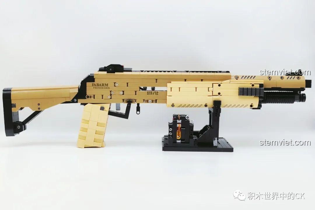 Toàn cảnh mô hình súng shotgun STF-12 JIESTAR 92402 đặt trên chân đế, thể hiện tổng thể thiết kế và tỷ lệ.