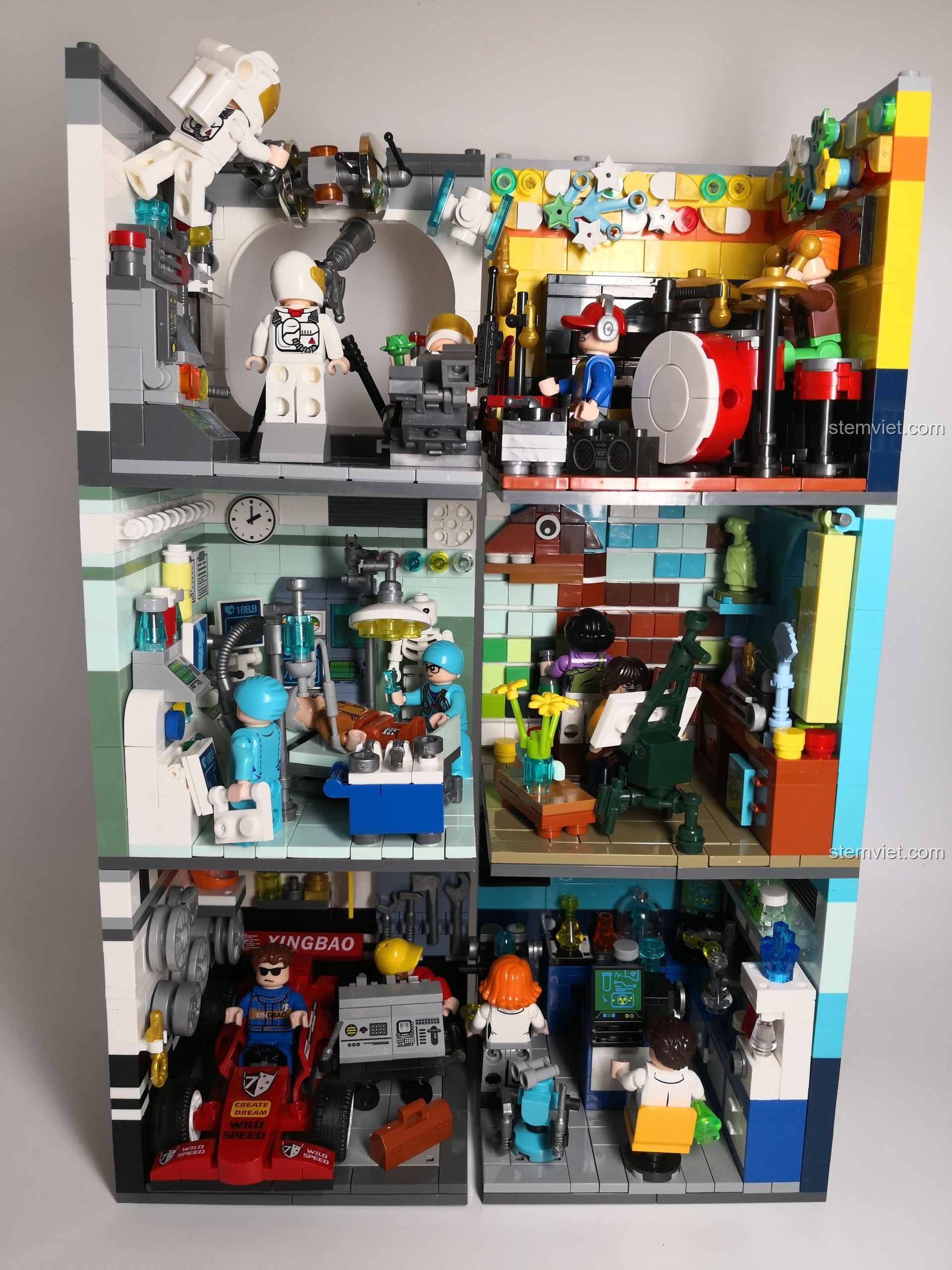 Toàn bộ 6 mô hình nghề nghiệp của bộ XINGBAO XB-01402 được xếp chồng lên nhau, tạo thành một tòa nhà mini trưng bày.