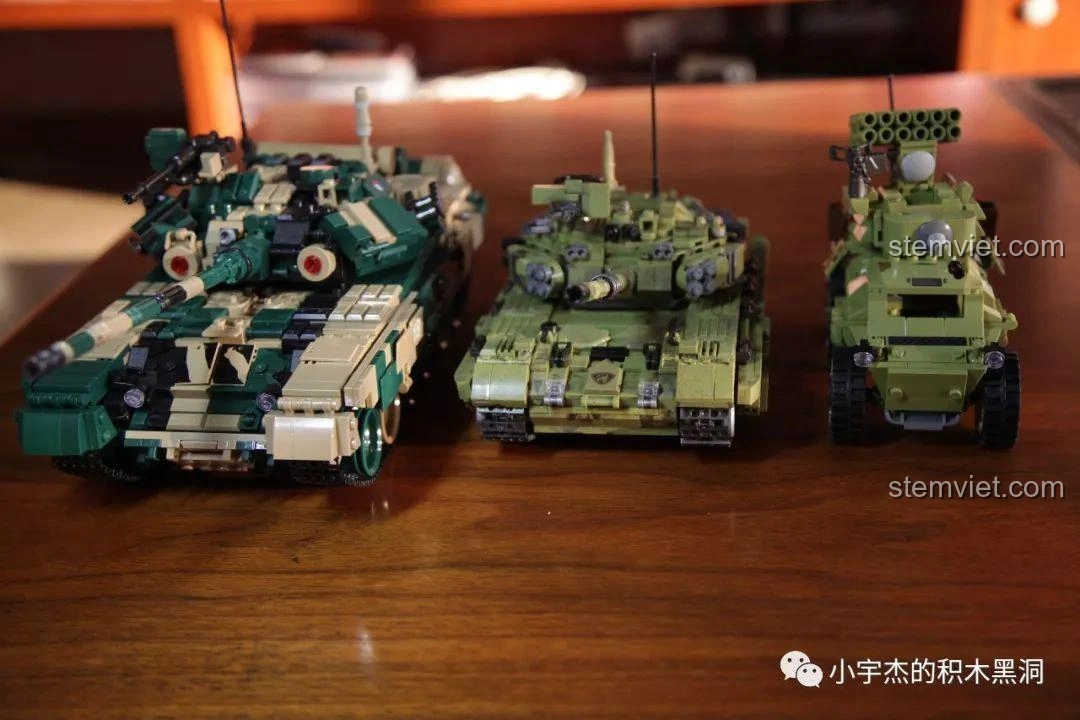 Góc nhìn tổng thể bộ sản phẩm Panlos Brick 631007, bao gồm xe bọc thép, pháo và lính.