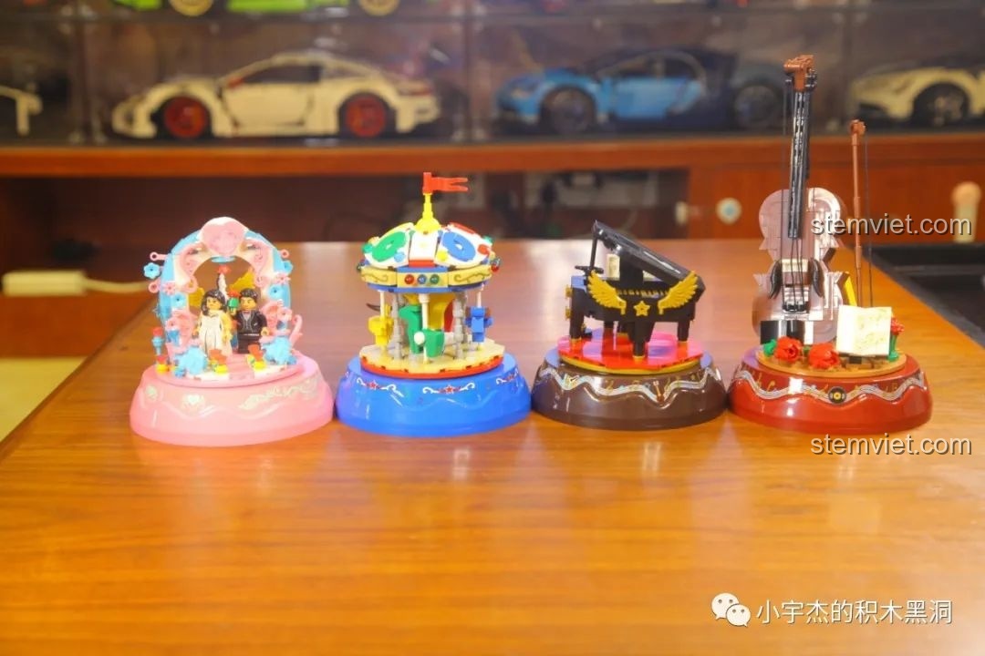 Góc nhìn tổng thể của cả bốn mô hình hộp nhạc WOMA, thể hiện sự đa dạng về màu sắc và chủ đề.