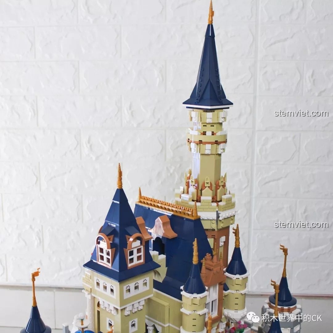 Tổng thể các ngọn tháp lớn nhỏ của bộ lắp ráp Tòa lâu đài nguy nga Mould King 13132.