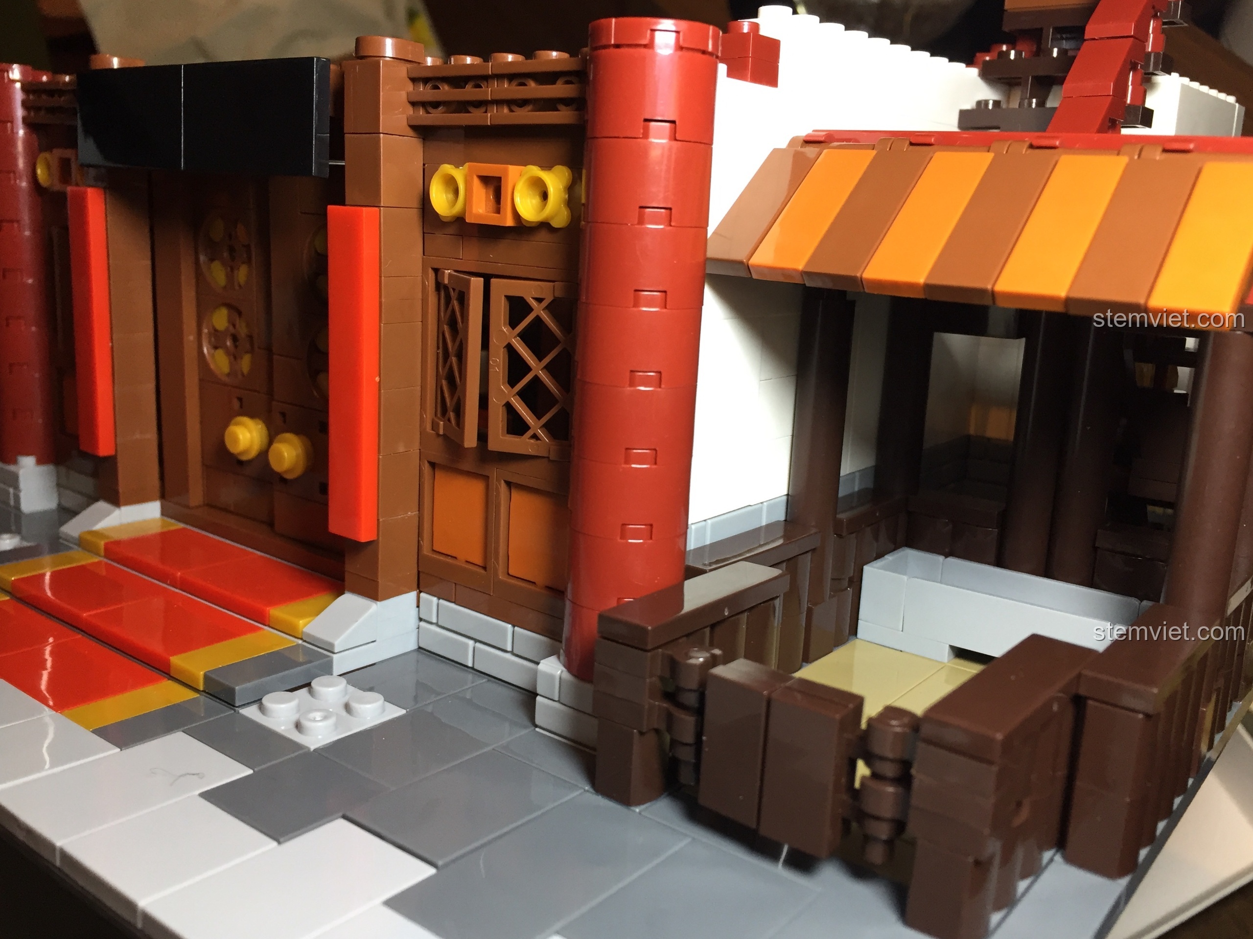 Góc nhìn tổng thể khu vực chuồng ngựa, cửa chính và cột nhà của Vạn Phúc Khách Sạn.