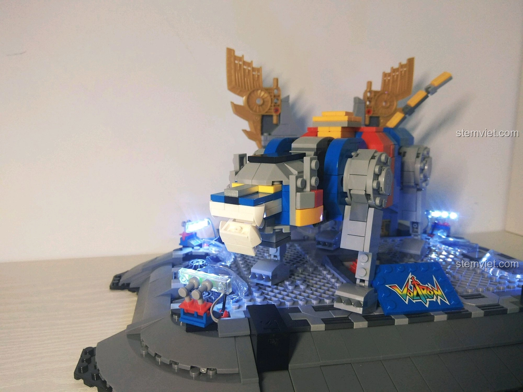 Tổng thể Đế Trưng Bày Voltron Bách Thú Vương SY 1130 với đèn LED và một chú sư tử được trưng bày.