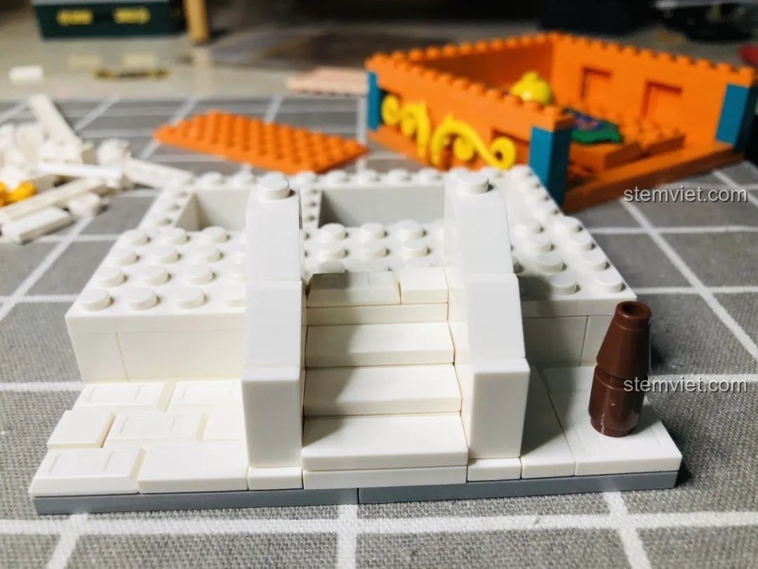 Góc nhìn tổng thể phần kiến trúc trắng của Wekki 506004 Cảnh Thu, thể hiện sự đối xứng.