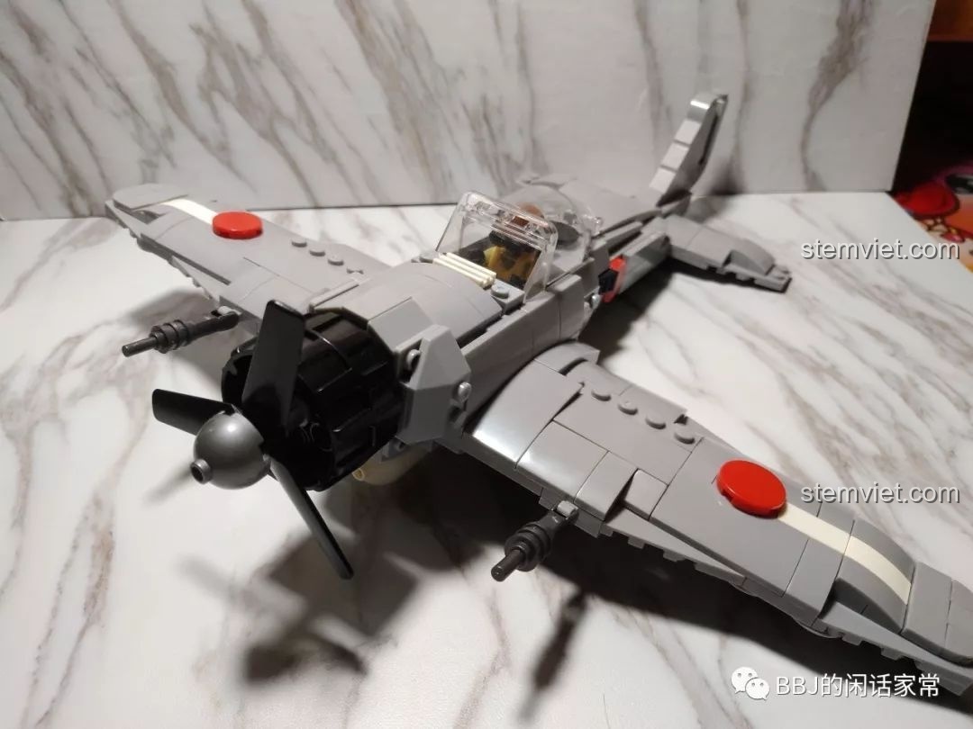 Một góc nhìn nghiêng khác của mô hình máy bay Zero, cho thấy chi tiết buồng lái và cánh quạt.