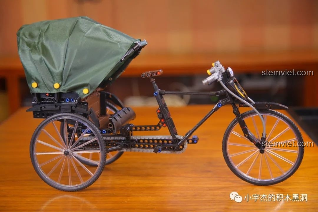 Mô hình xe xích lô AchKo 50015 hoàn chỉnh nhìn từ bên cạnh, thể hiện các chi tiết tinh xảo.