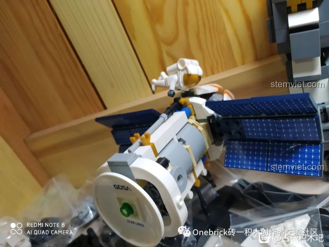 Góc nhìn tổng thể của mô hình Vệ tinh Thiên Hành Giả GUDI 10801 sau khi lắp ráp xong, sẵn sàng để trưng bày.