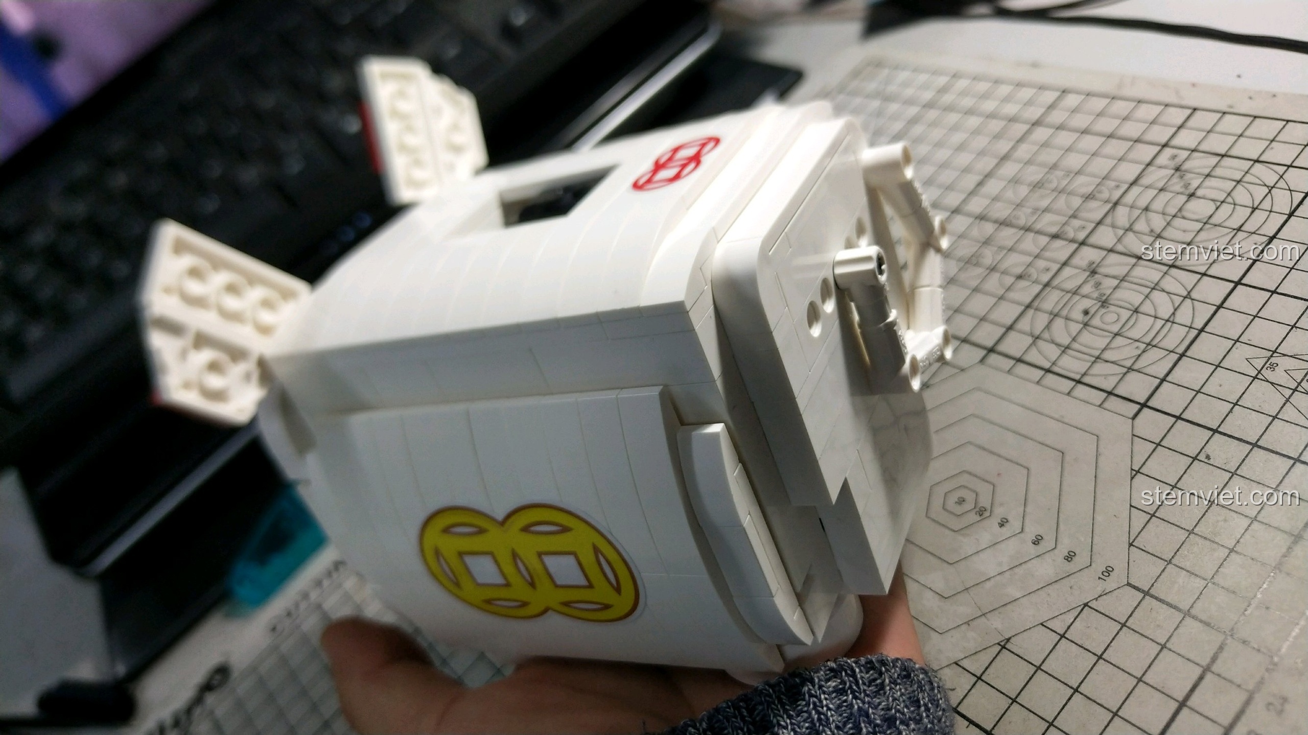 Góc nhìn tổng thể cuối cùng về mô hình heo đất CaDA C51036, một món đồ chơi thành công.