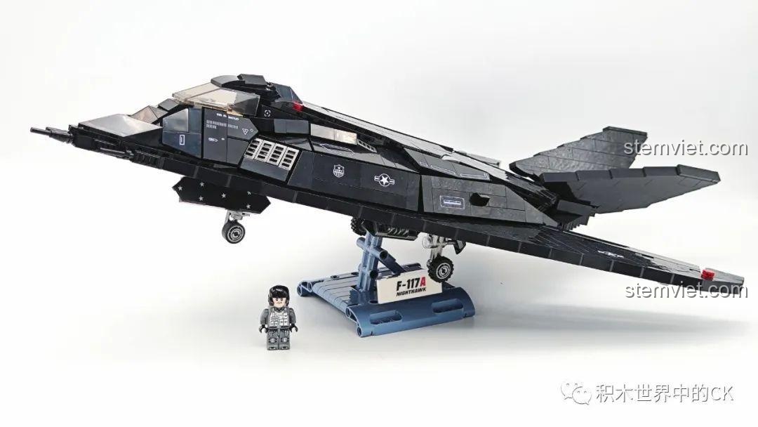 Ảnh tổng thể bộ xếp hình Chim Ưng Đêm F-117A cùng minifigure phi công, một món quà tuyệt vời cho bé trai 8 tuổi.