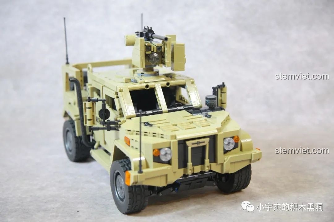 Ảnh chụp tổng thể mô hình xe JLTV hoàn chỉnh từ góc nhìn phía trước, bên hông.