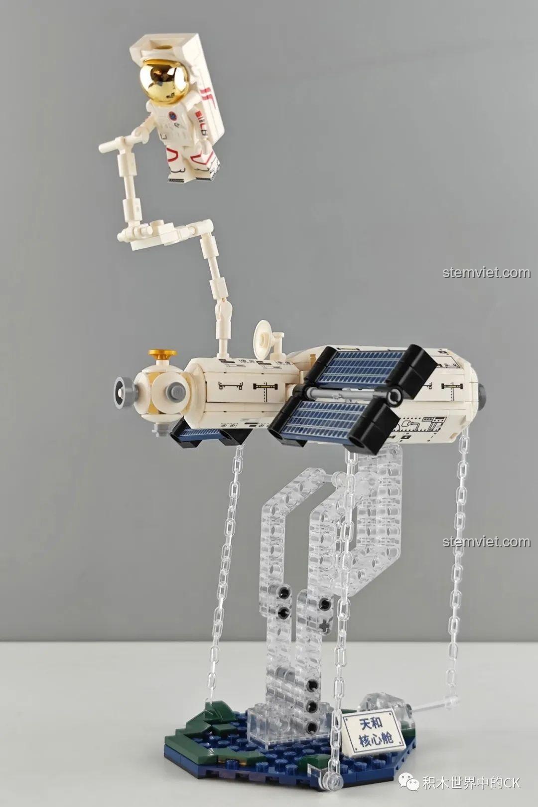 Góc nhìn tổng thể mô hình trạm vũ trụ Keeppley K10210 với hiệu ứng bay Tensegrity độc đáo.