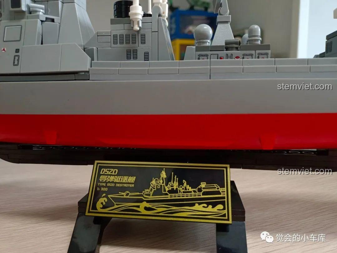 Mô hình Tàu khu trục Type 052D SEMBO 202029 hoàn chỉnh bên cạnh đế trưng bày có bảng tên, một món quà tuyệt vời cho bé trai 6 tuổi.