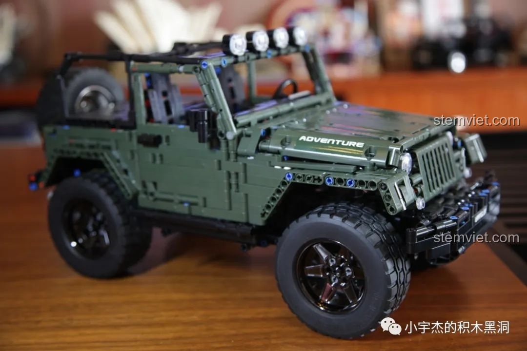 Góc nhìn tổng thể từ trên cao của mô hình Jeep Wrangler Rubicon hoàn chỉnh, thể hiện sự hầm hố.