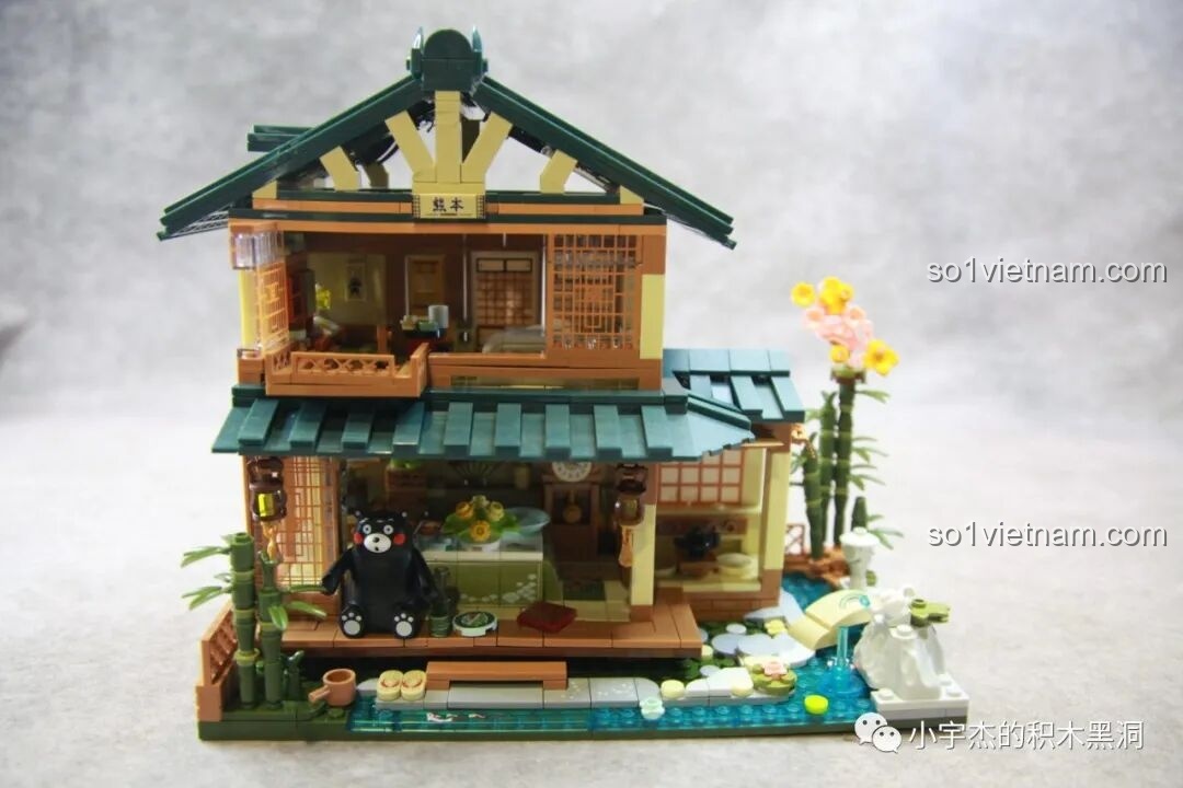 Tổng thể mô hình inbrixx 880018 Ngôi Nhà Nhật Bản Kumamon với đèn LED sáng, nhìn từ góc hơi cao.