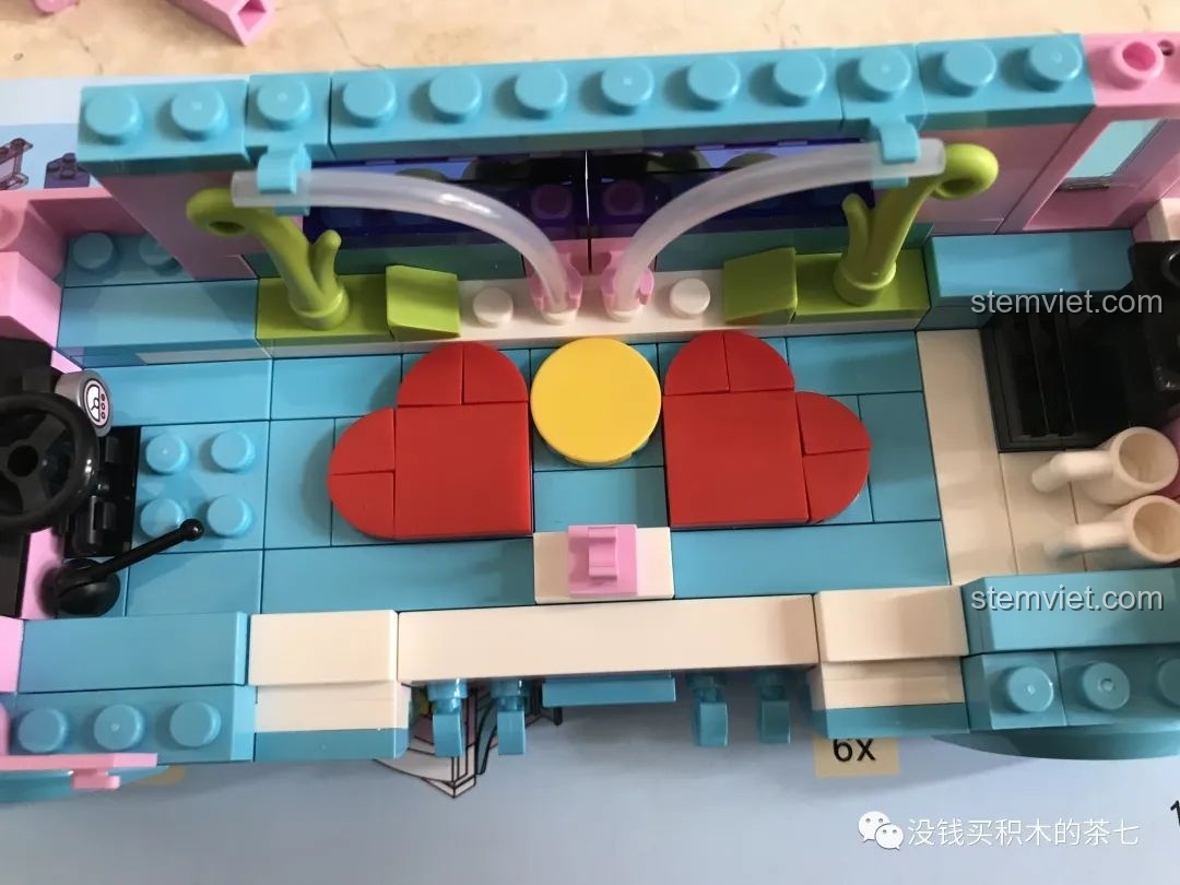 Cận cảnh nội thất của đồ chơi lắp ráp Xe van sáng tạo cho bé gái trẻ em từ 6 tuổi.