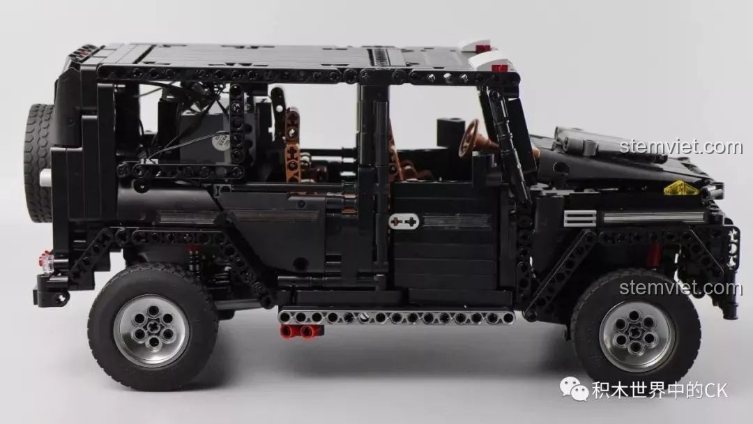 Một góc nhìn khác từ phía sau của xe Mould King 13070, thể hiện sự bề thế của mô hình.