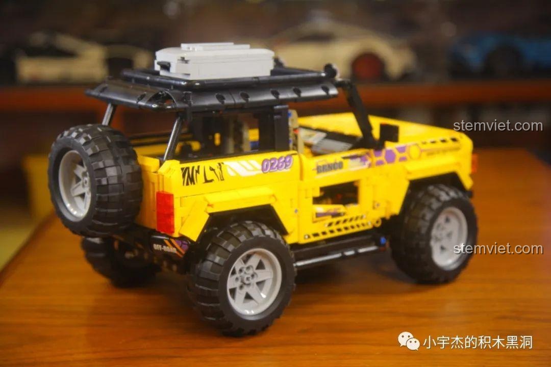 Góc nhìn tổng thể từ phía sau của mô hình xe Ford Bronco MY88005 sau khi hoàn thiện.