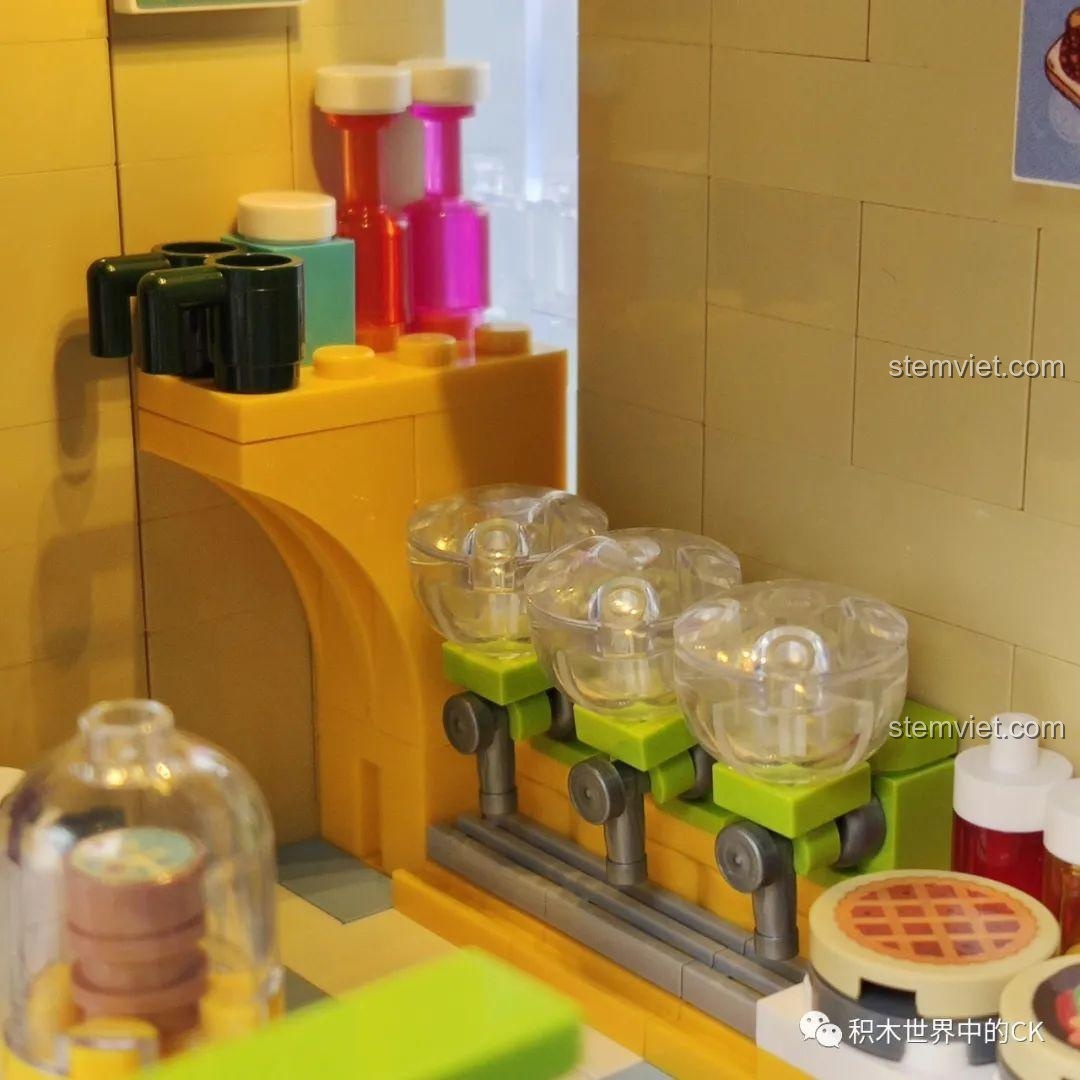 Tổng thể khu vực quầy pha chế trong mô hình Cửa hàng trà sữa JIAZHI SY 5209, với đồ uống và máy móc.