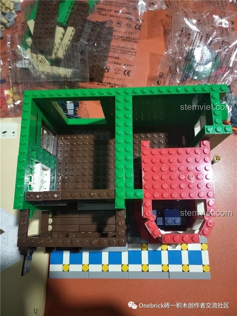 Tổng thể tầng một của Nhà hàng BBQ WANGE 6313 nhìn từ trên cao, với toa tàu đỏ và tường xanh.