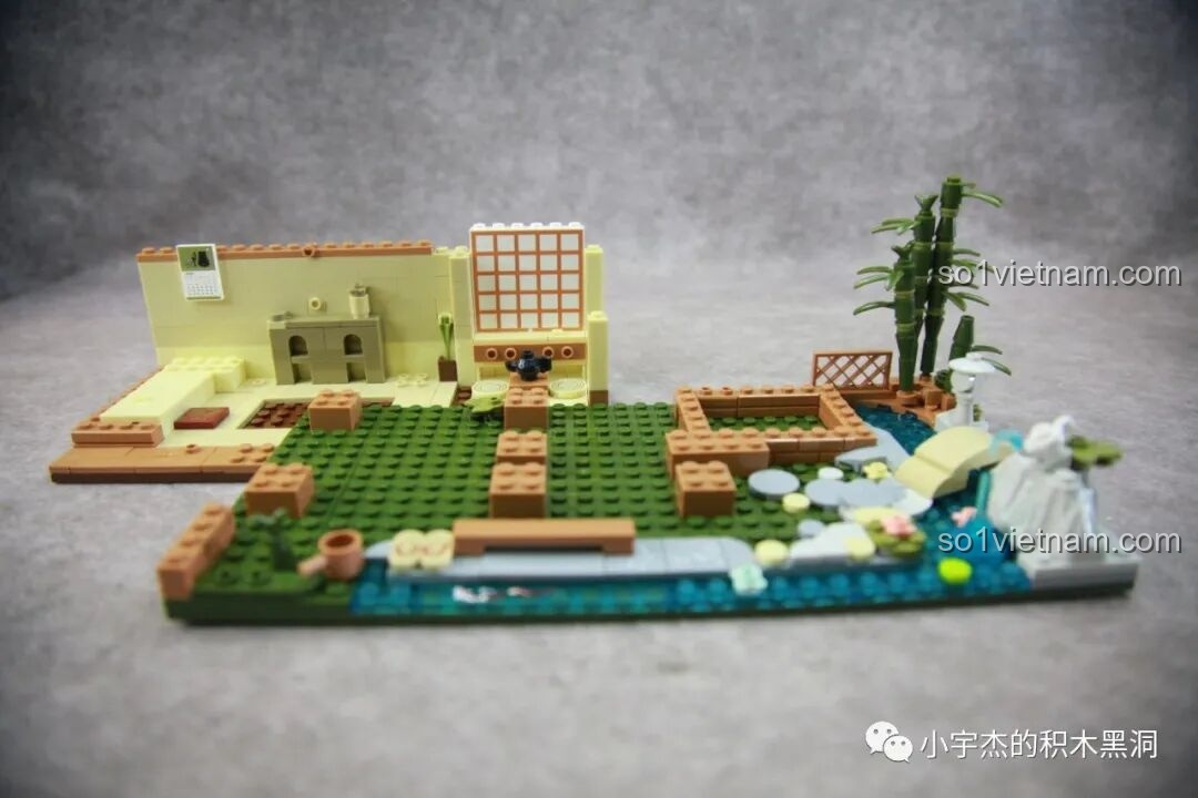 Tổng thể tầng trệt và sân vườn của đồ chơi inbrixx 880018 Ngôi Nhà Nhật Bản Kumamon từ góc nhìn ngang.