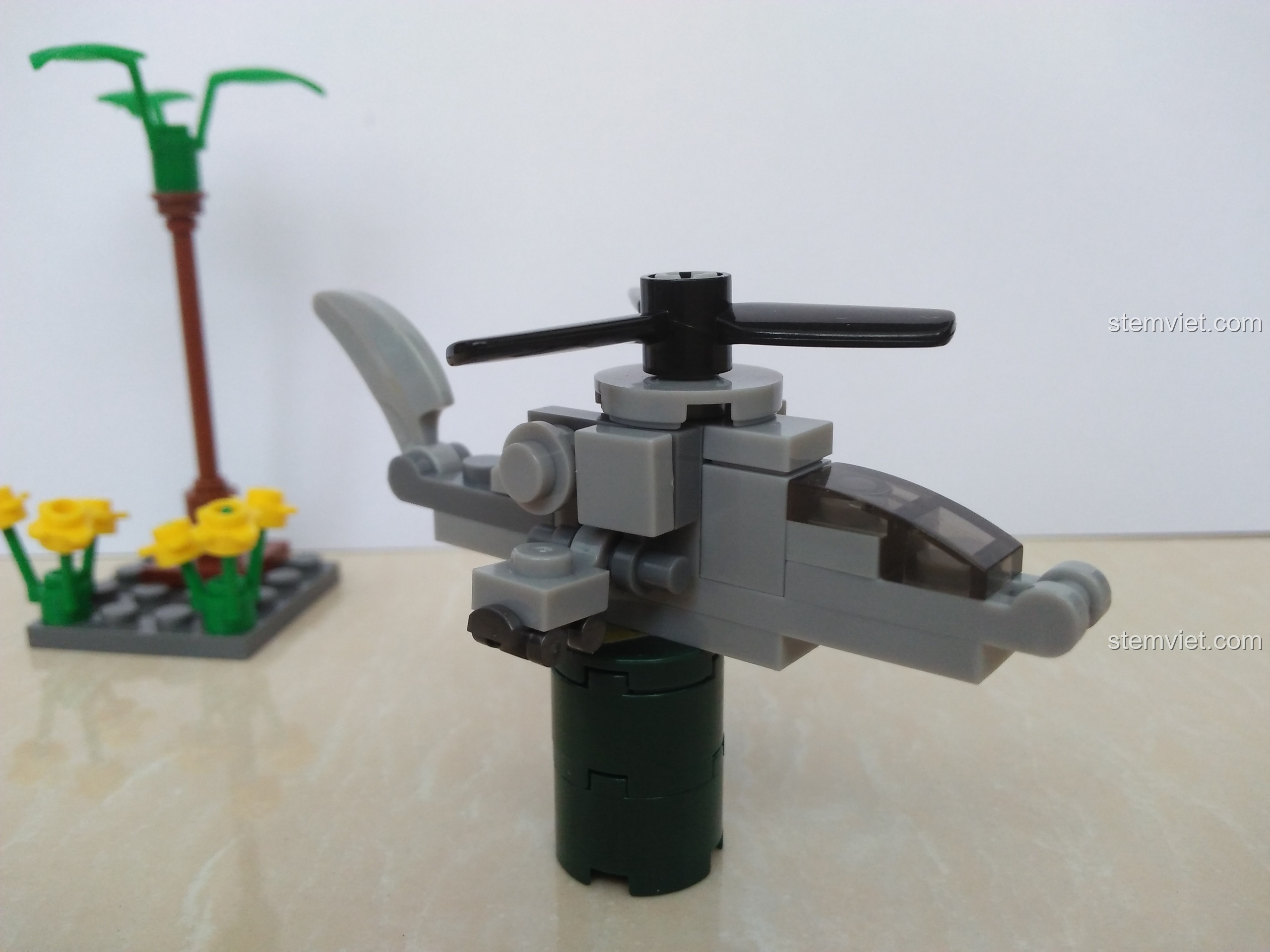 Góc nhìn tổng thể của trực thăng pháo SEMBO 11517, thể hiện sự cân đối trong thiết kế và vũ khí.