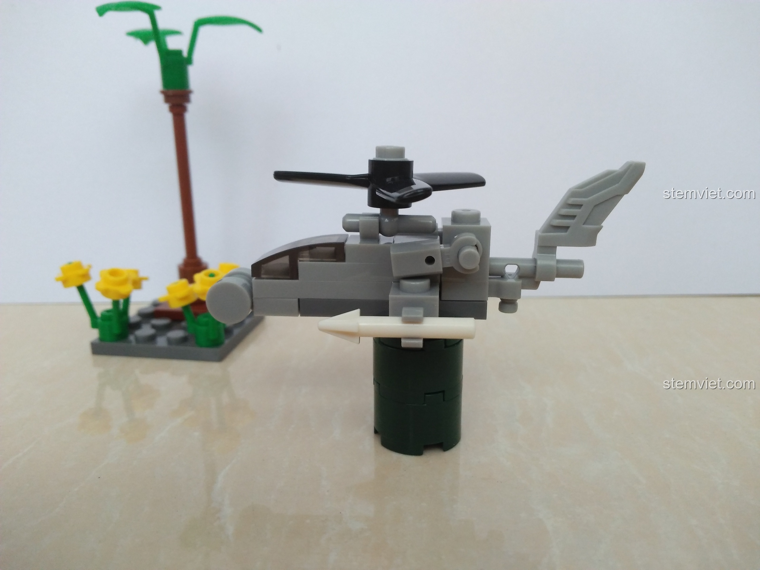 Góc nhìn ngang của trực thăng tên lửa SEMBO 11517, thể hiện tổng thể thiết kế và vũ khí trang bị.