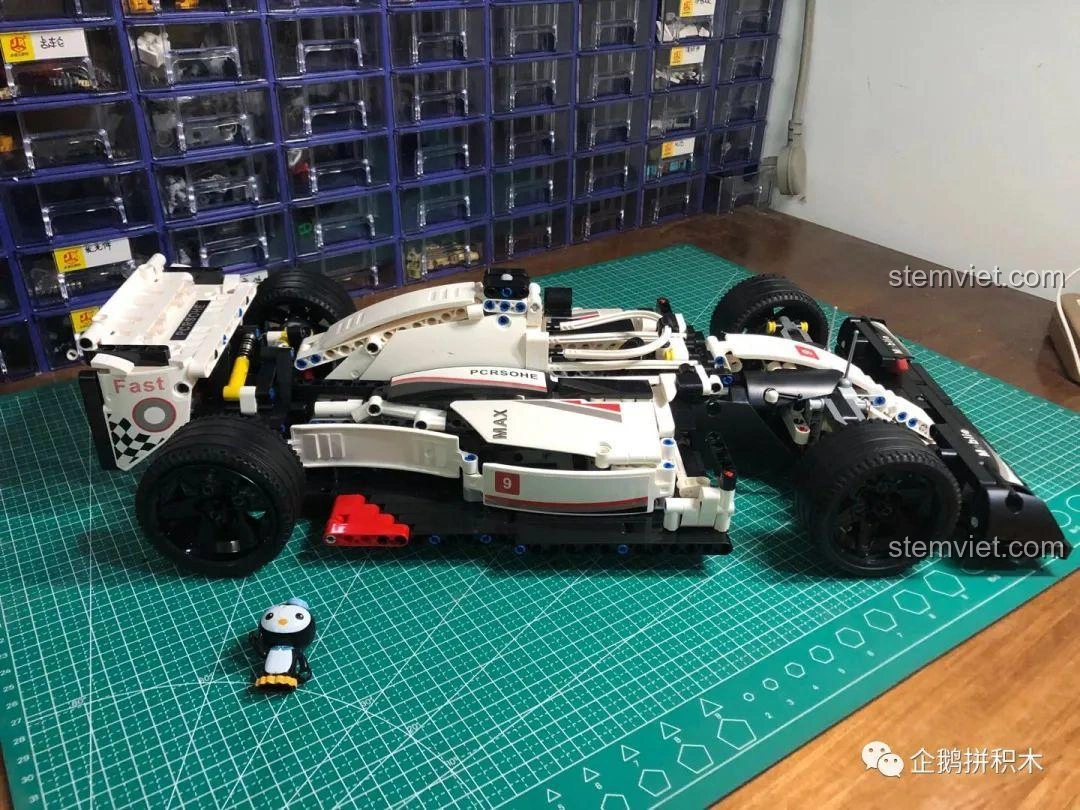 Góc nhìn tổng thể từ phía trước của mô hình Mould King 13117 F1 Xe Đua đã hoàn thiện, thể hiện sự cân đối.