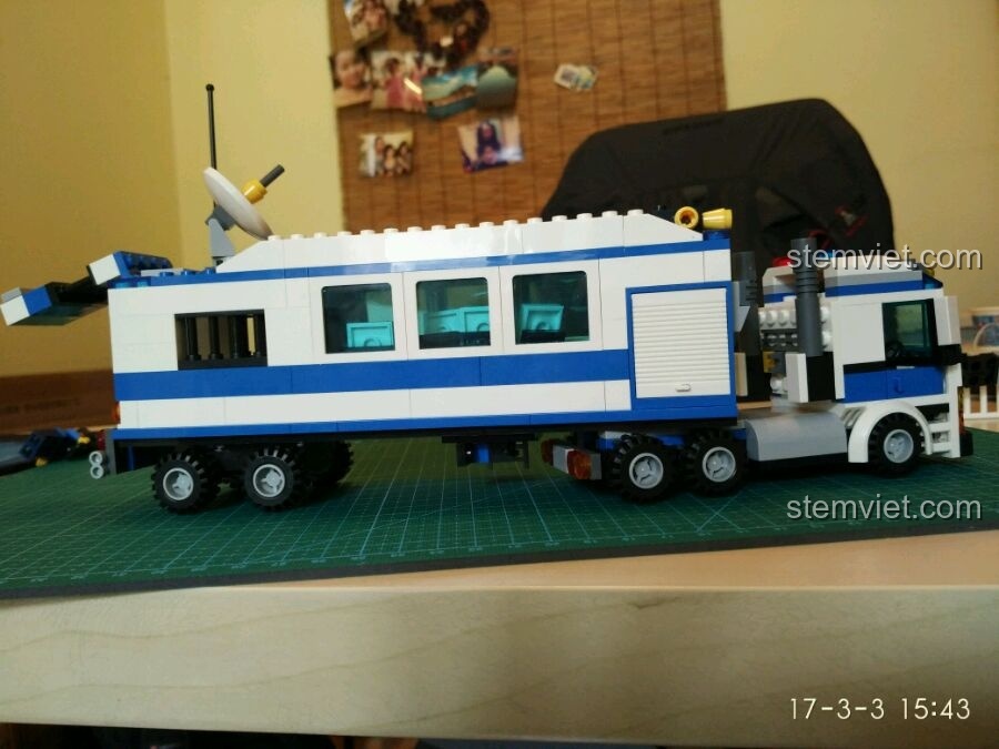 Toàn cảnh xe tải cảnh sát di động GUDI 9316 từ góc nhìn ngang, thể hiện chiều dài và tỷ lệ cân đối của mô hình.