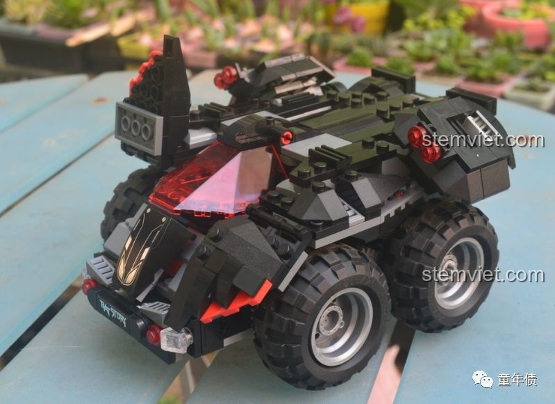 Góc nhìn tổng thể của mô hình Xe chiến đấu của Batman 13020 sau khi lắp ráp hoàn chỉnh, rất ngầu.