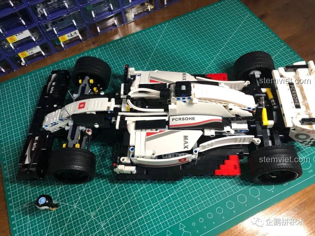 Tổng thể mô hình xe đua F1 Mould King 13117 từ góc nhìn trên cao, thể hiện sự hoàn hảo của thiết kế.