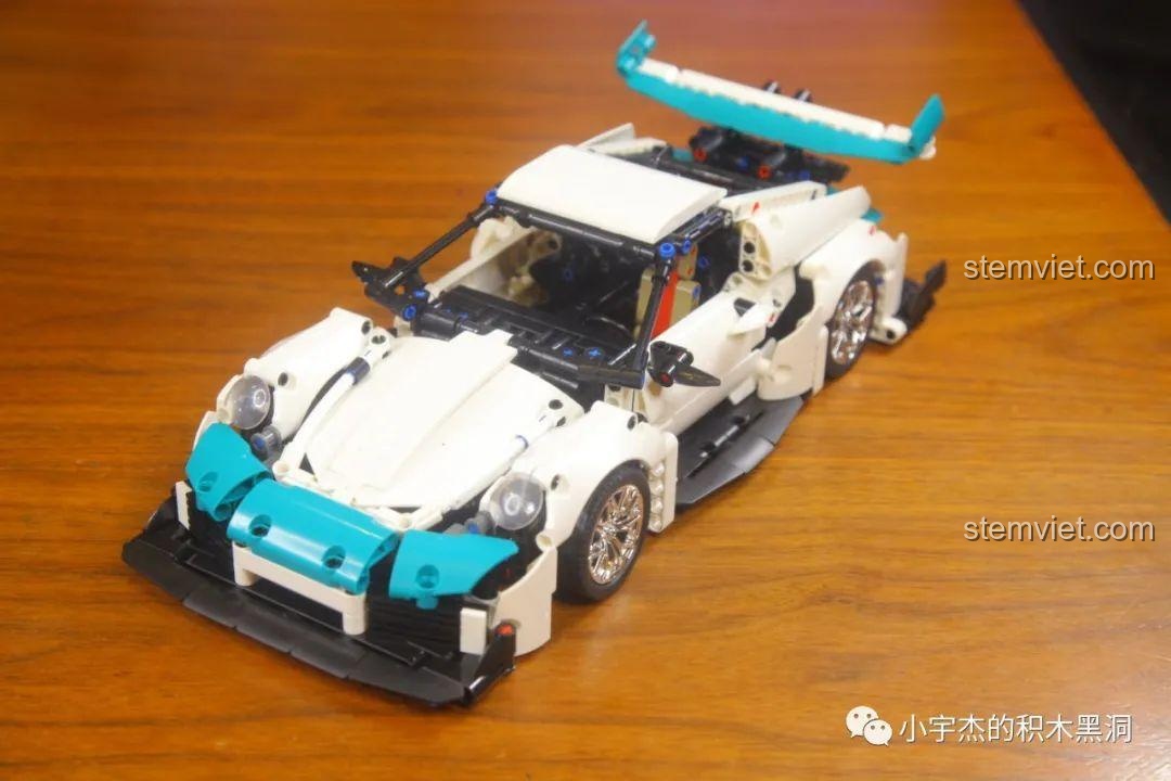 Góc nhìn 3/4 của mô hình KBOX 10214 Porsche 911 GT3 RS sau khi lắp bánh xe.