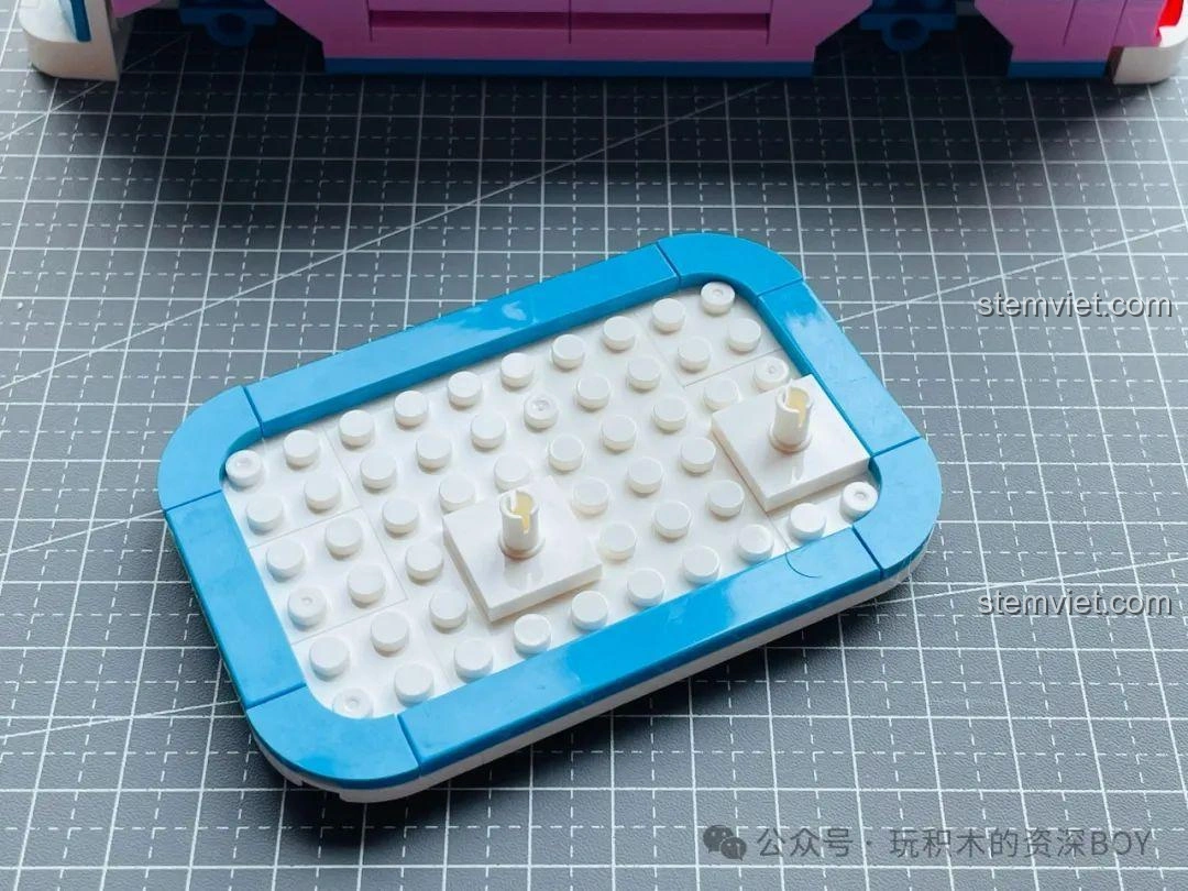 Tổng thể xe kem SEMBO 601300 đã hoàn thiện phần thân, sẵn sàng lắp đặt mái và biển quảng cáo.