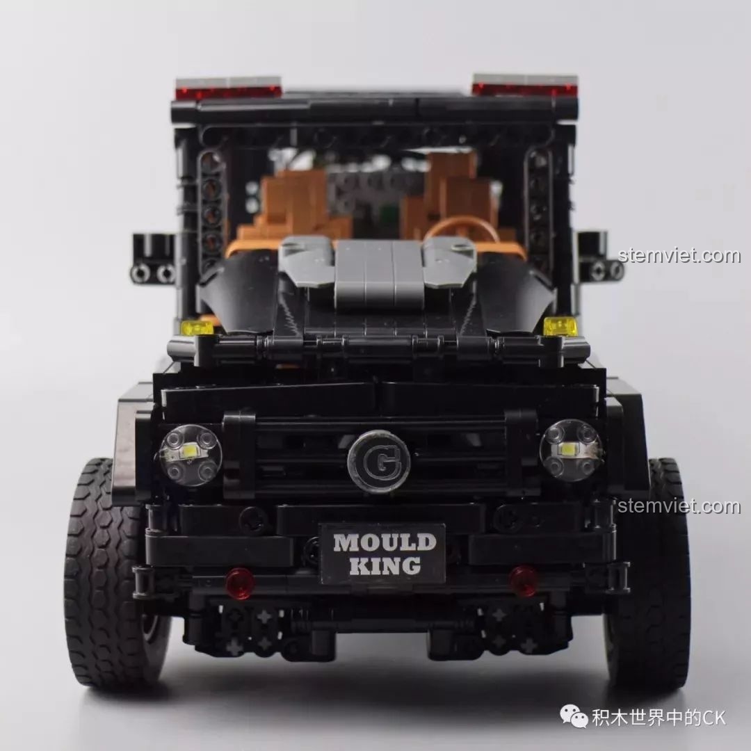 Tổng thể xe địa hình Mould King 13070 G65 sau khi lắp ráp hoàn chỉnh, nhìn từ góc chéo phía trước.