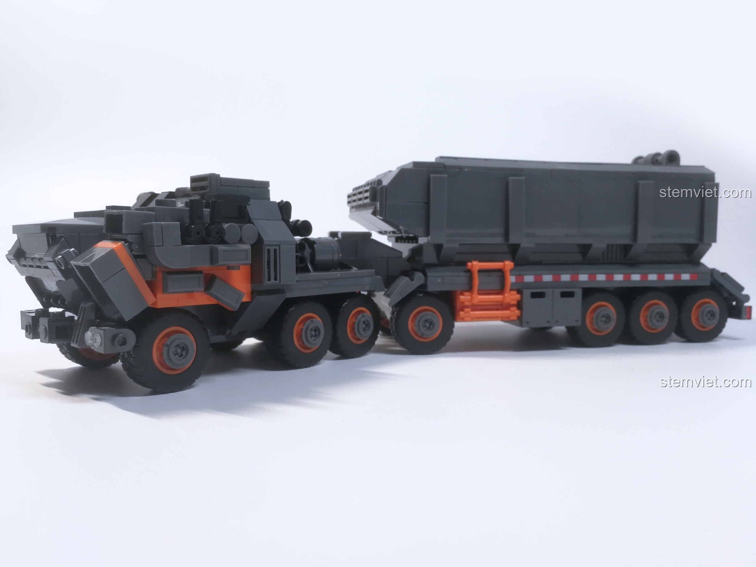 Mô hình Xe Tải Hạng Nặng The Wandering Earth Sluban hoàn chỉnh, một món đồ chơi xây dựng tuyệt vời cho bé trai 6 tuổi.