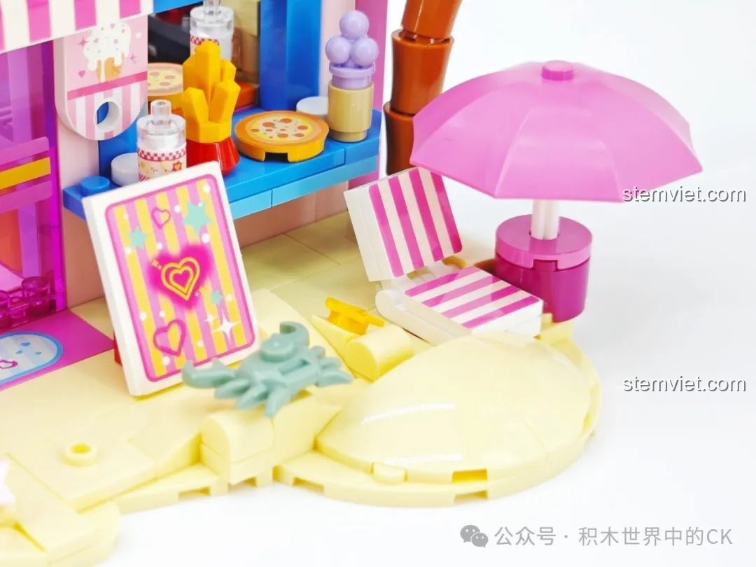 Cận cảnh chi tiết ô dù và ghế bãi biển trong bộ lắp ráp TOP TOY TC2032 Nhà hàng Hamburger Hello Kitty Bãi Biển.