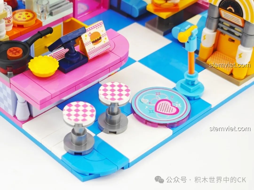 Cận cảnh ghế bar và sàn nhà caro trong Nhà hàng Hamburger Hello Kitty Bãi Biển TC2032.