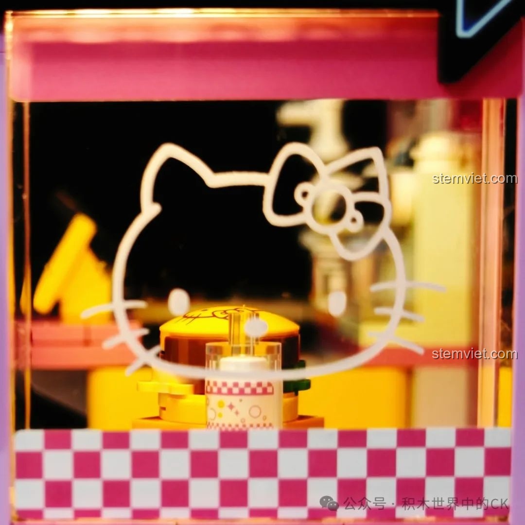 Cận cảnh logo Hello Kitty được in trên kính của Nhà hàng Hamburger Hello Kitty Bãi Biển TC2032.